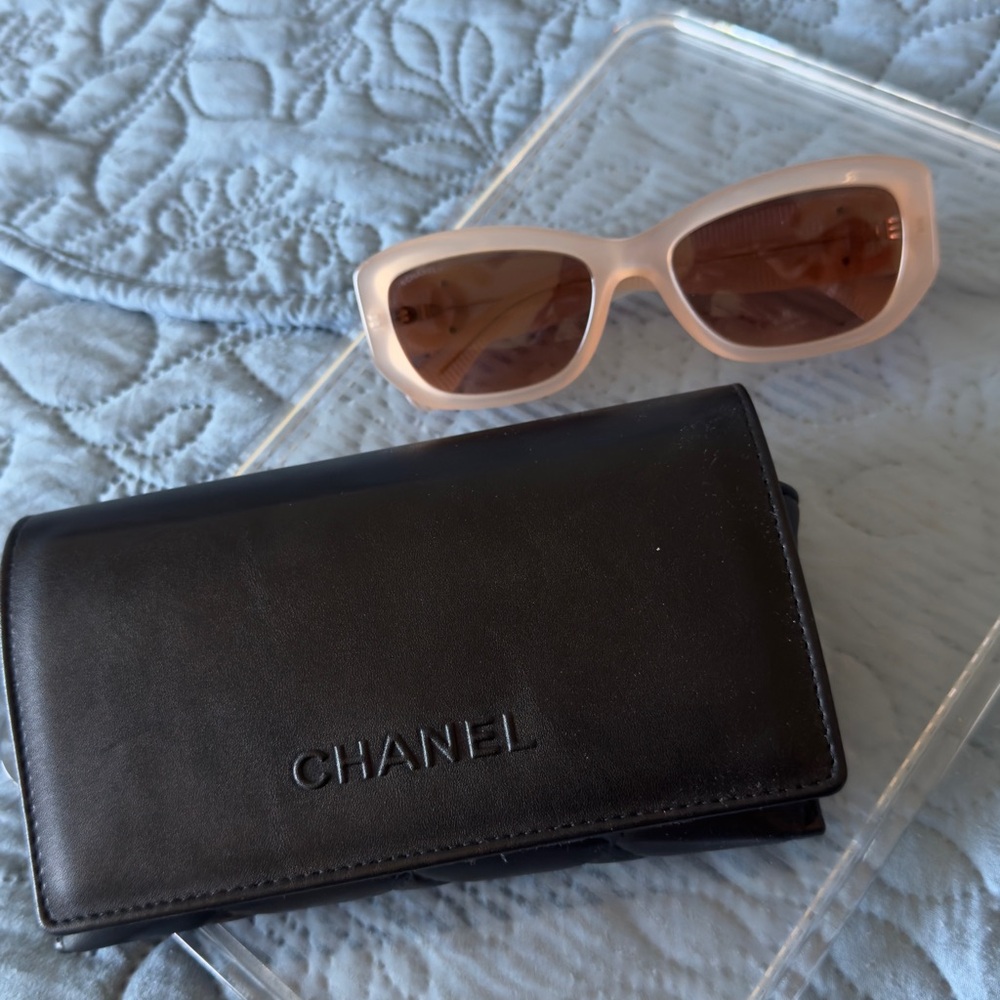 Authentic CHANEL CC logo Pink Blush Sunglass w case (receipt attached)